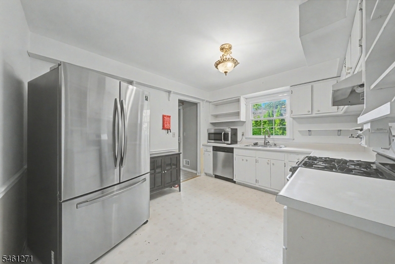 2 Arlyn Ln Property Photo 10