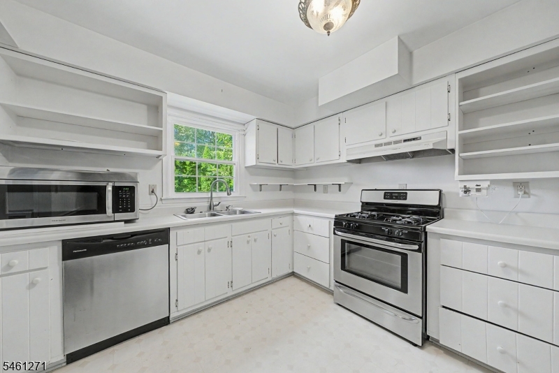 2 Arlyn Ln Property Photo 11