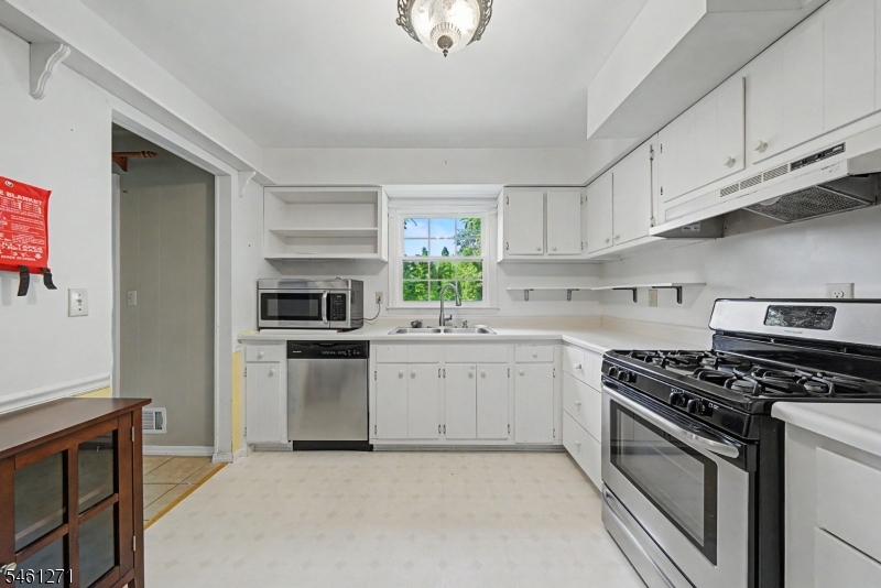 2 Arlyn Ln Property Photo 12