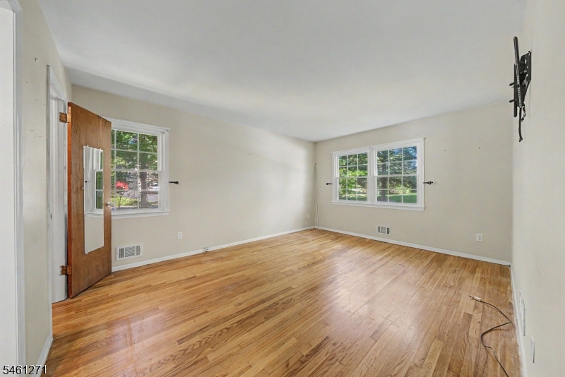 2 Arlyn Ln Property Photo 22