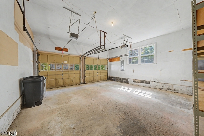 2 Arlyn Ln Property Photo 29