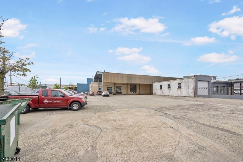 370 Adams St Property Photo 15