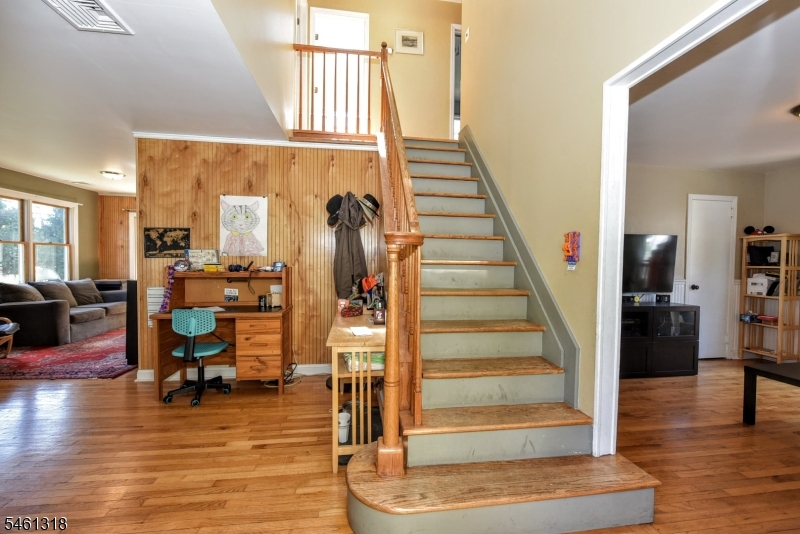 107 2nd St Property Photo 4