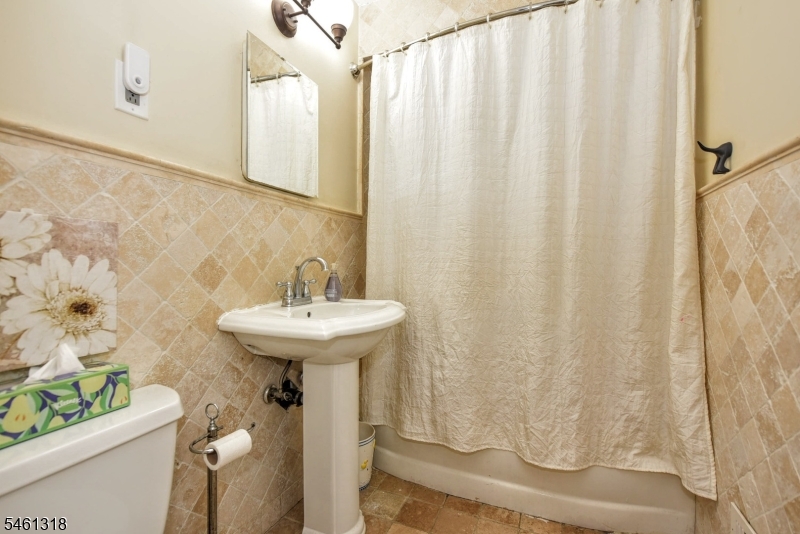 107 2nd St Property Photo 9