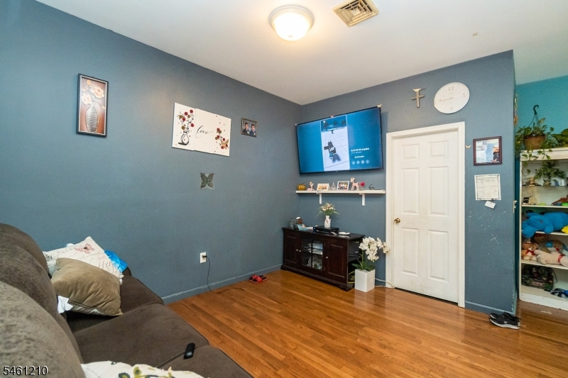 173 3rd St Property Photo 4