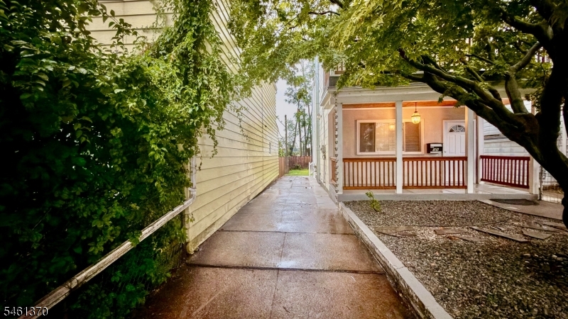 58 Henderson St Property Photo 9