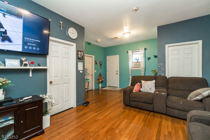 173 3rd St Property Photo 5