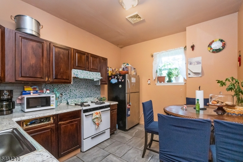 173 3rd St Property Photo 6