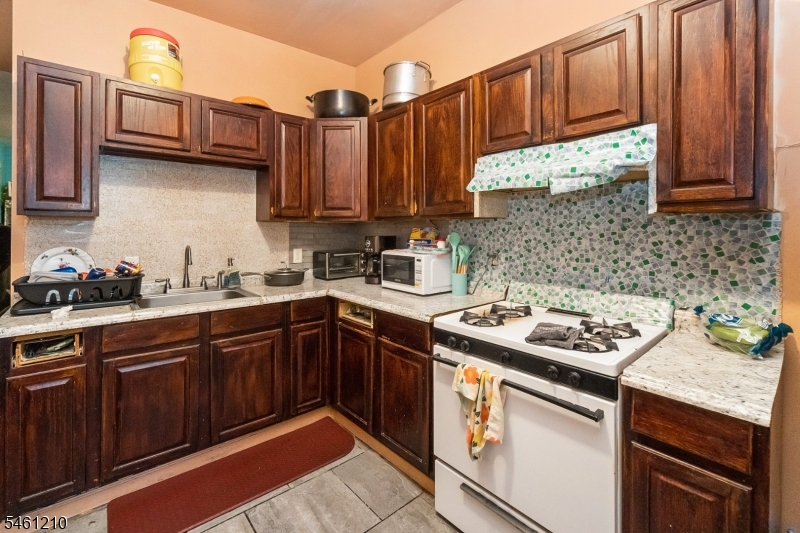173 3rd St Property Photo 7