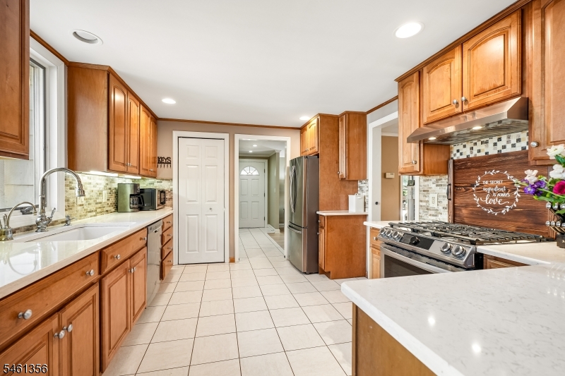 14 Wayland Dr Property Photo 10