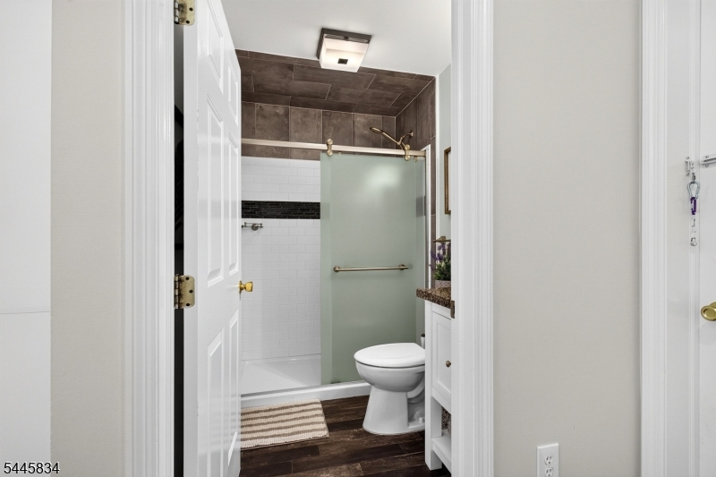 8 Cross Oak Ln Property Photo 10