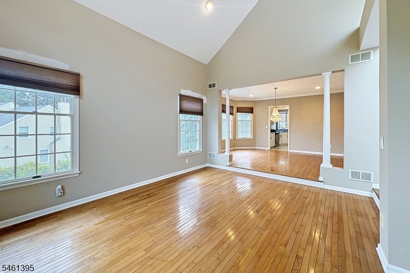 33 Rose Ln Property Photo 8