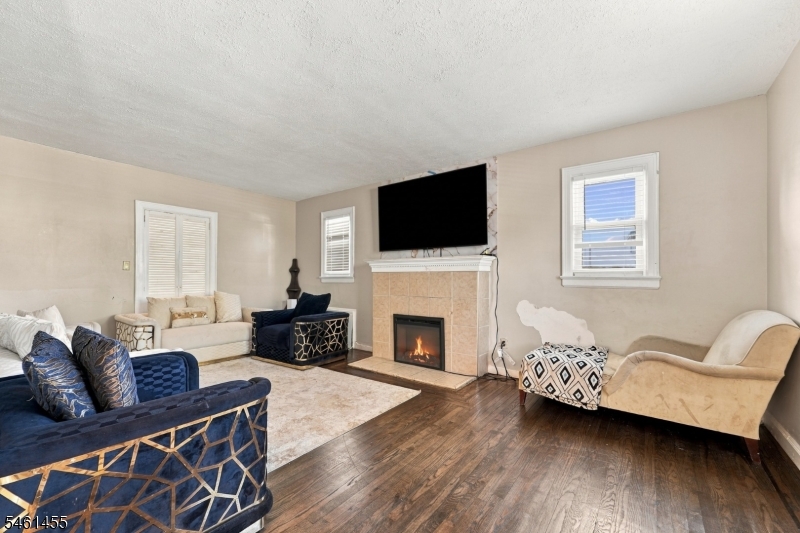 1521 Leslie St Property Photo 1