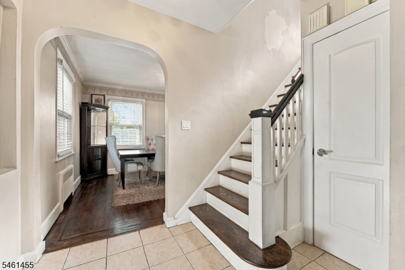 1521 Leslie St Property Photo 3