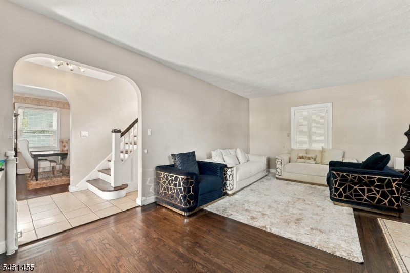 1521 Leslie St Property Photo 4