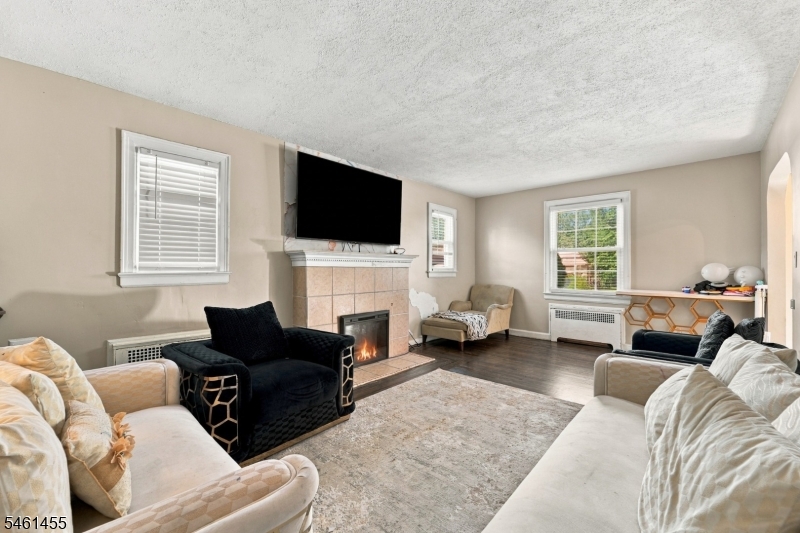 1521 Leslie St Property Photo 5