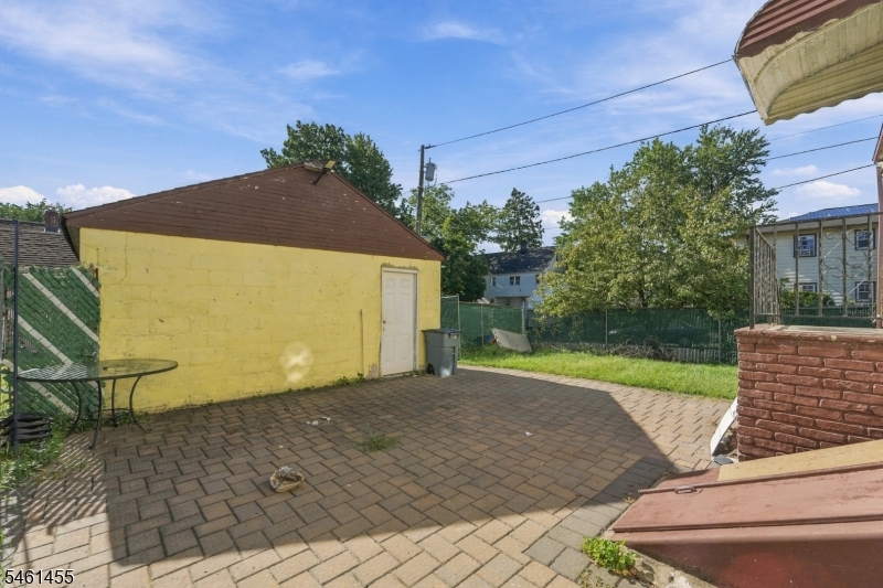 1521 Leslie St Property Photo 9