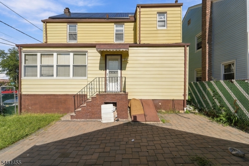 1521 Leslie St Property Photo 10
