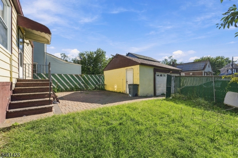 1521 Leslie St Property Photo 11
