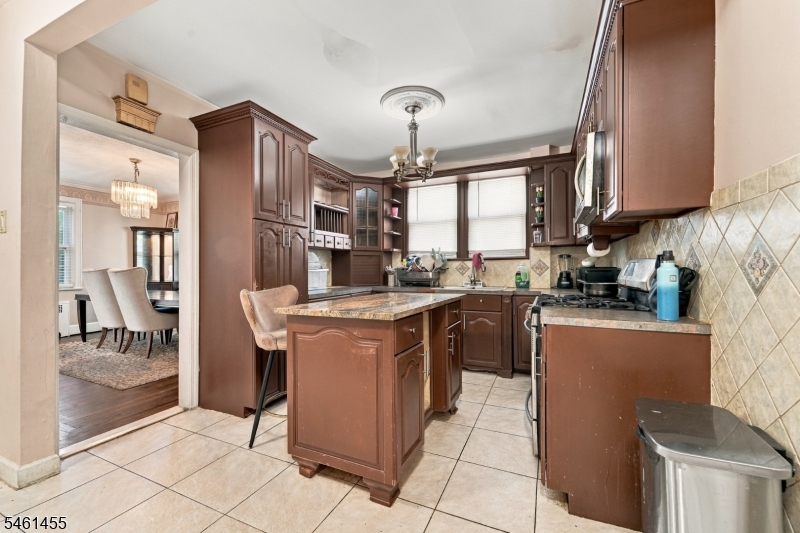 1521 Leslie St Property Photo 16