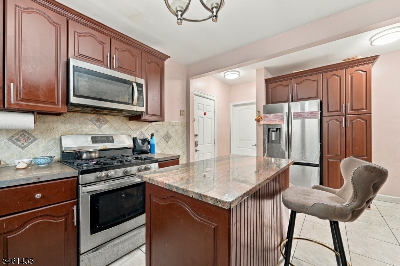 1521 Leslie St Property Photo 17