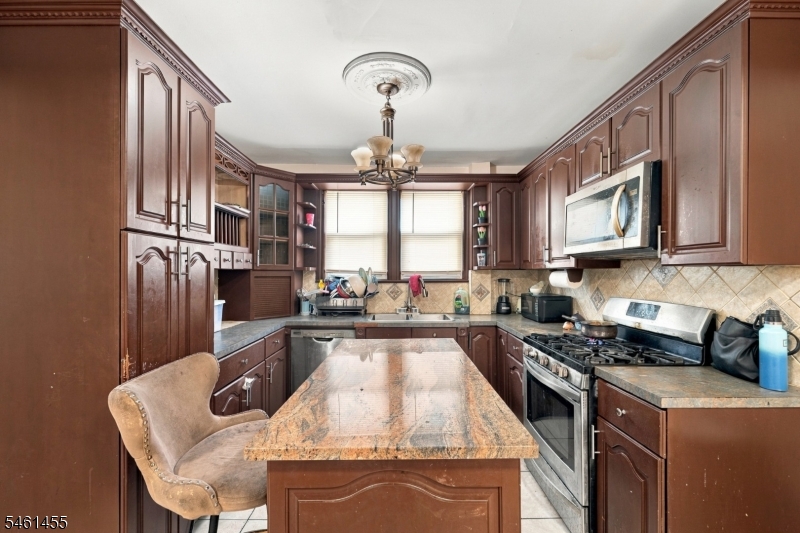 1521 Leslie St Property Photo 18