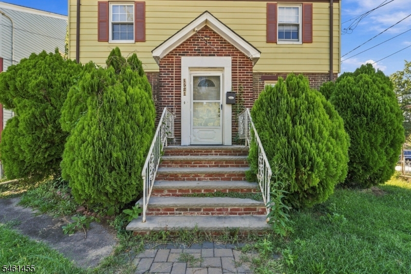 1521 Leslie St Property Photo 26