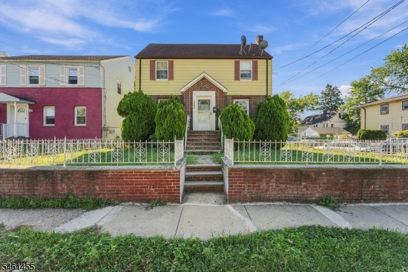 1521 Leslie St Property Photo 28