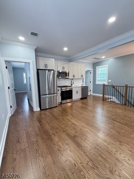 8 Essex St Property Photo 1