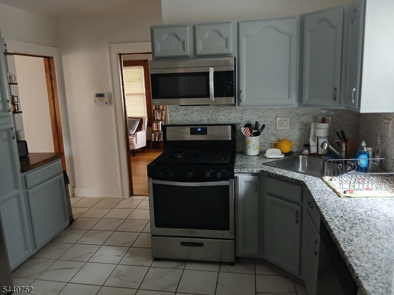 429 2nd St Property Photo 3