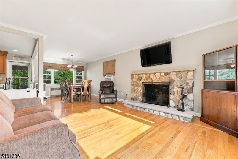 161 Manchester Ave Property Photo 6