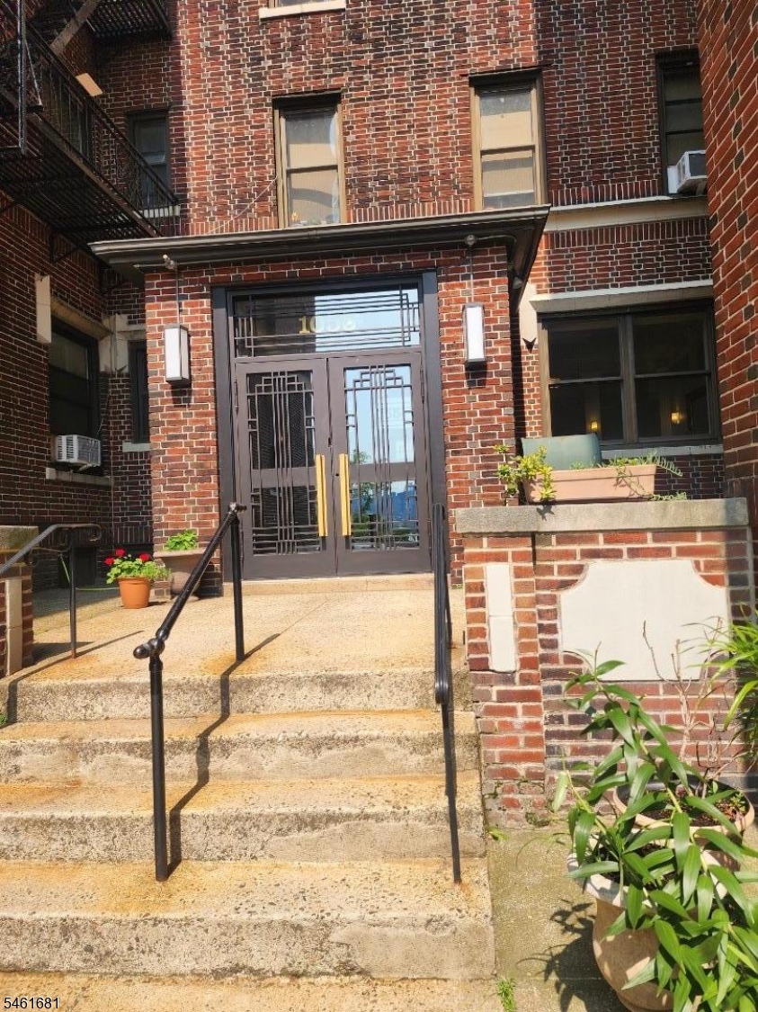 1055 Boulevard Property Photo 2