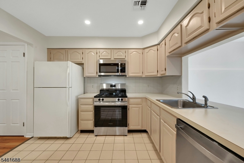 105 Quartz Ln Property Photo 2