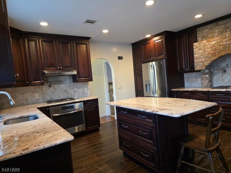 16 Offord St Property Photo 8