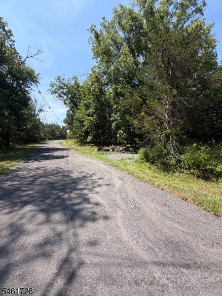 Shagbark Ln Property Photo 5