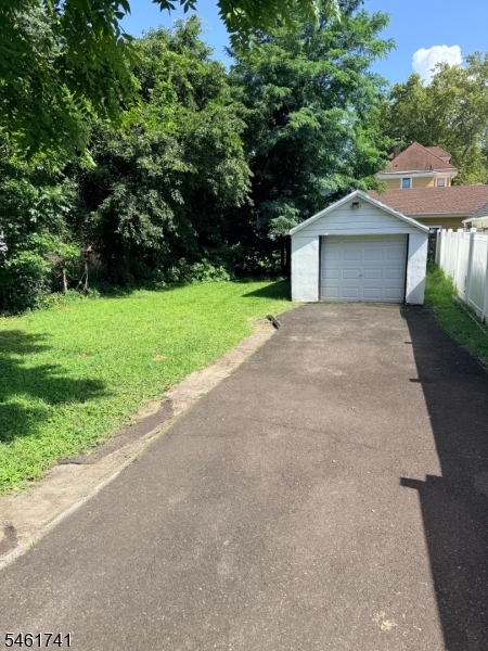 1525 Bond St Property Photo 3