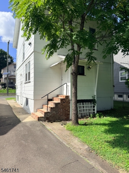 1525 Bond St Property Photo 4