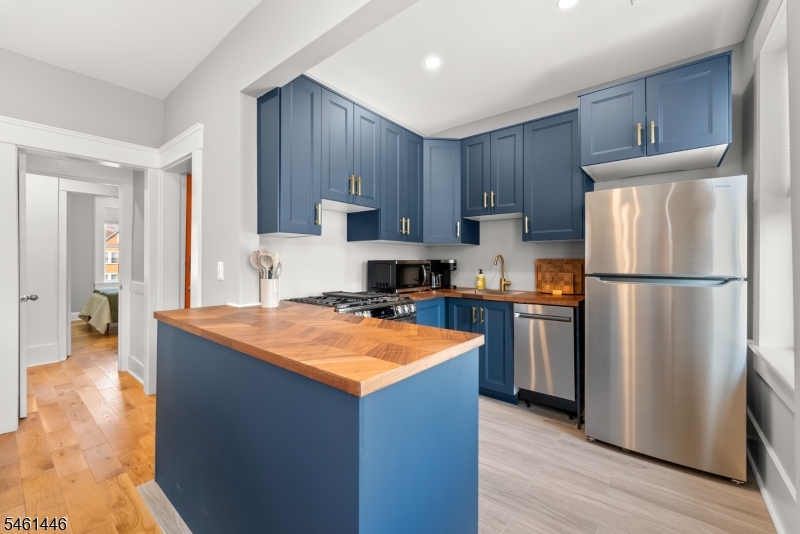 32 Willowdale Ave 2 Property Photo 1