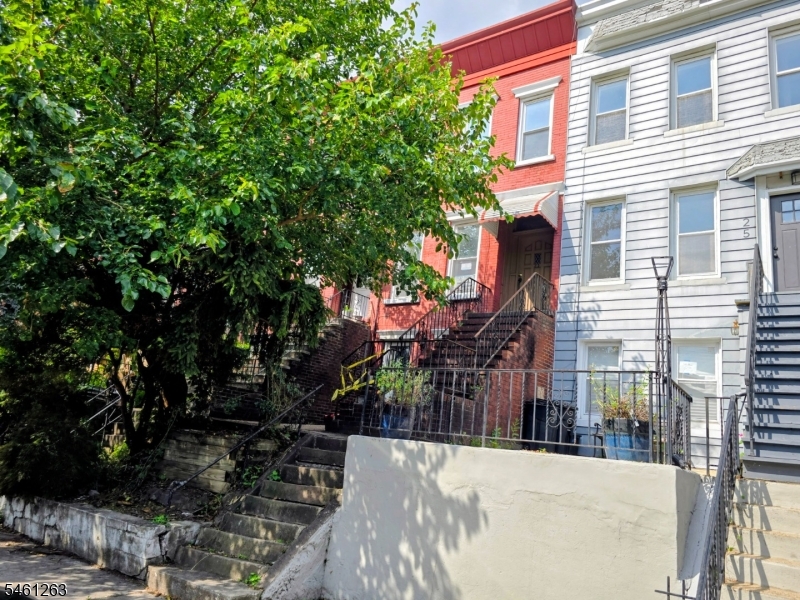 23 Whitman Ave