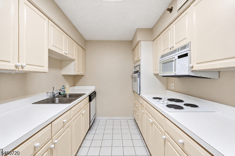10 Smith Manor Blvd 607 Property Photo 16
