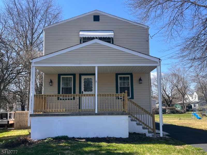 168 Oak St Property Photo 1