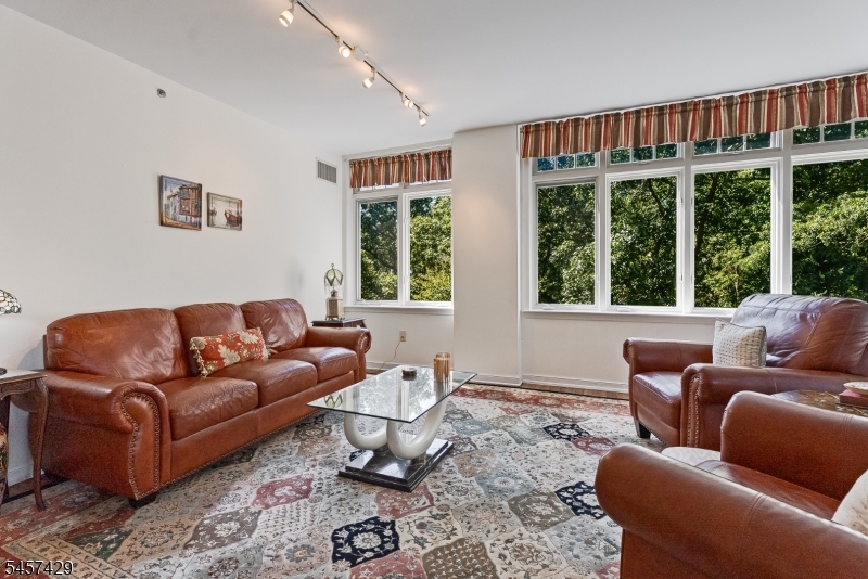 616 S Orange Ave, 4d 4d Property Photo 2