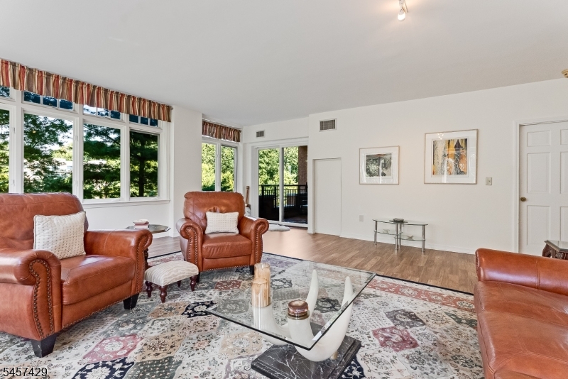 616 S Orange Ave, 4d 4d Property Photo 3