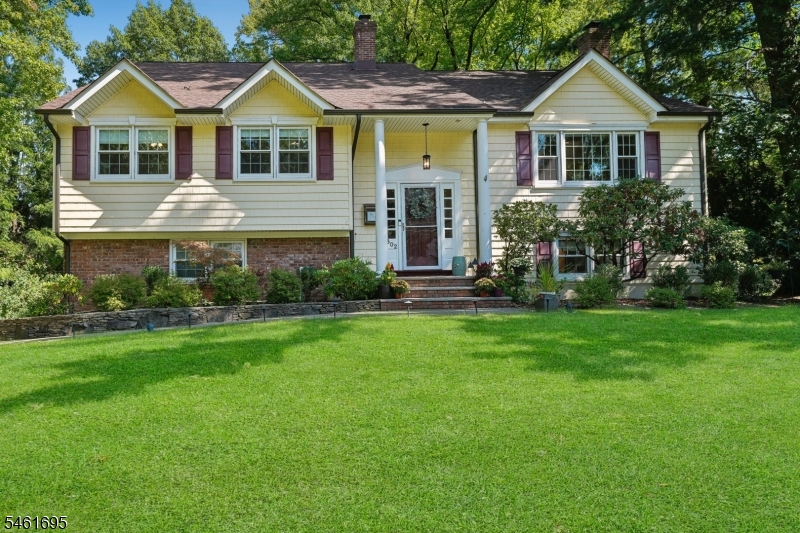 302 Woods End Rd Property Photo 1