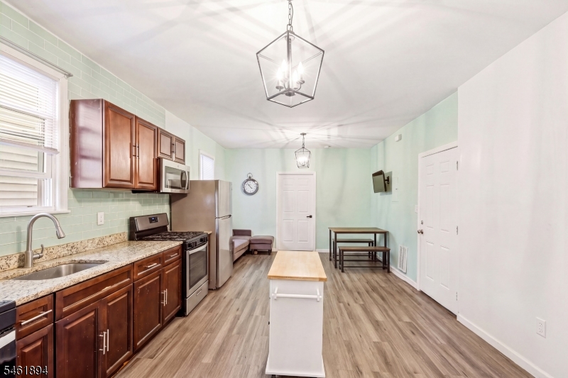 187 2Nd St Property Photo 1