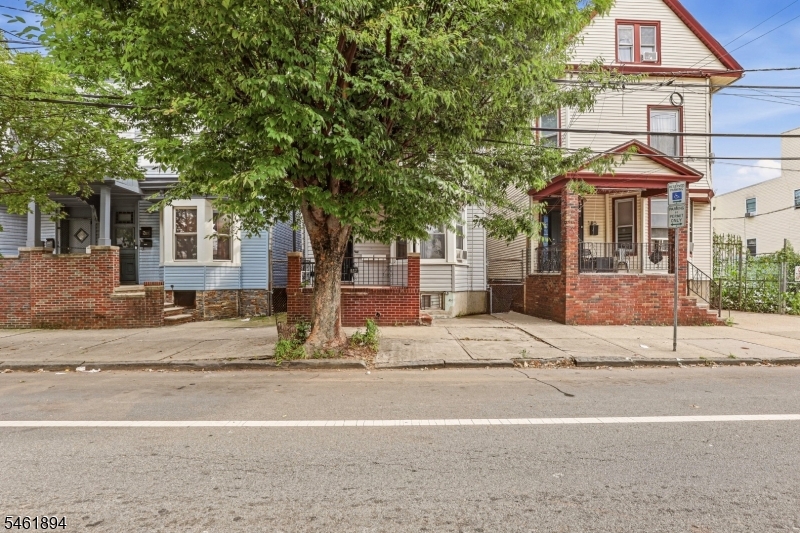 187 2nd St Property Photo 2