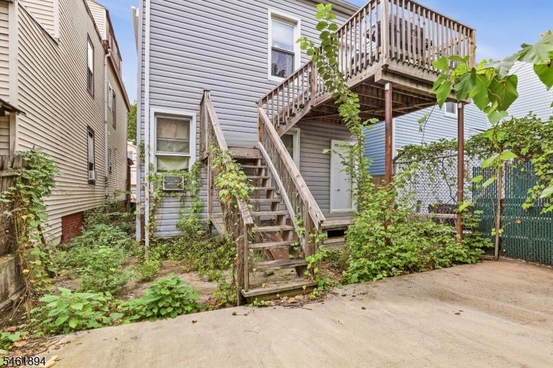 187 2nd St Property Photo 3