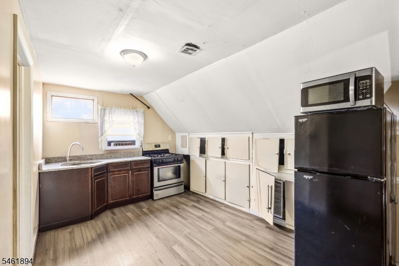 187 2nd St Property Photo 15