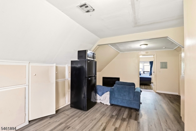 187 2nd St Property Photo 16