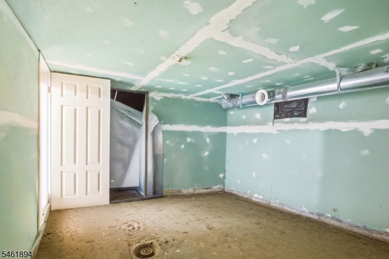 187 2nd St Property Photo 32